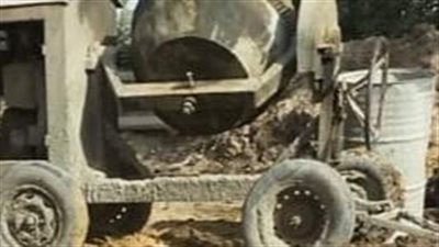 بعد قطع المياه عن 8 مناطق.. عمال الصيانة بالفيوم يواصلون إصلاح خط 600 بقرية الجعافرة