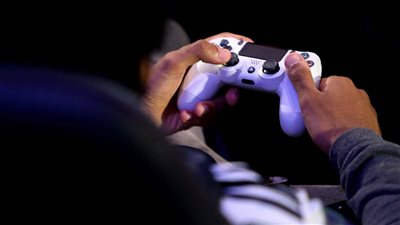 زوجة في دعوى خلع.. أخوه أخد مفتاح الشقة واحنا مسافرين عشان يلعب بلاستيشن