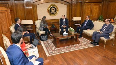 وزير التجارة يبحث تطوير التعاون الاقتصادي مع نظيرته الإسبانية