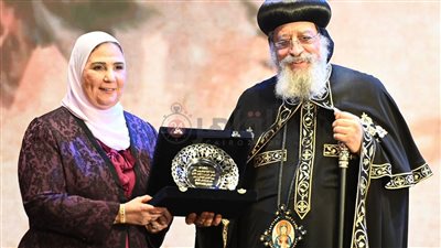 وزيرة التضامن تهدي البابا تواضروس الثاني درع بنك ناصر الاجتماعي