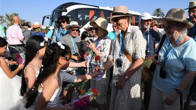 أطفال قنا يقدمون الورود للسياح في معبد دندرة بمناسبة الاحتفال باليوم العالمي للسياحة 