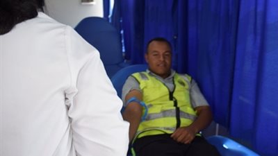 رجال الشرطة يشاركون في حملة تبرع بالدم بالبحر الأحمر | صور 