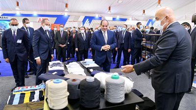الرئيس السيسي يتفقد المنطقة الحرة العامة بمدينة نصر | صور 