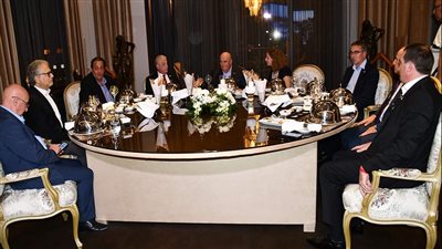 محافظ جنوب سيناء يقيم مأدبة عشاء احتفالًا بزيارة وفد صربي لشرم الشيخ