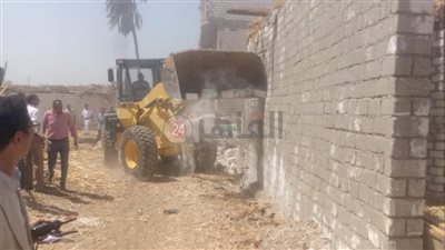 إزالة 65 حالة تعد بالبناء على الأراضي الزراعية وأملاك الدولة بالمنيا