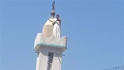 اعتلى مئذنة مسجد وردد الأذان قبل موعده| شاب بالإسكندرية يهدد بالانتحار.. ومصدر أمني: مريض نفسيًا