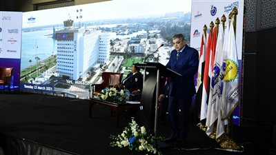 أسامة ربيع يستعرض استراتيجية قناة السويس في إدارة تحديات النقل البحري