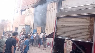 بعد إصابة 6 باختناق.. انتداب المعمل الجنائي لفحص أسباب حريق مصنع بقليوب | صور