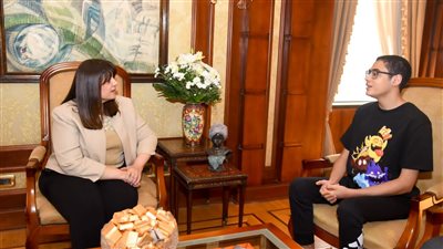 وزيرة الهجرة تكرم طالبا مصريا فاز ببطولة العالم في إحدى الألعاب الإلكترونية