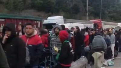 انعكست الآية.. طوابير للروس على حدود جورجيا هربًا من قرار بوتين بالتعبئة العسكرية | فيديو