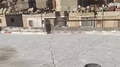 لتجنب الغرق.. طرق مبتكرة لعزل أسطح المنازل من مياه الأمطار بالإسكندرية | بث مباشر 