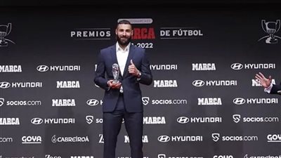 بنزيما يفوز بـ 3 جوائز بعد تألقه مع ريال مدريد الموسم الماضي