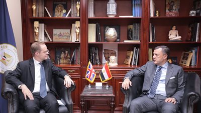 وزير السياحة يستقبل سفير المملكة المتحدة بالقاهرة لبحث التعاون المشترك