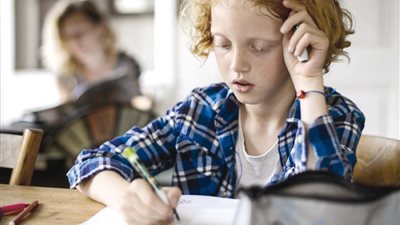 خبيرة تربية إيجابية: التربية الصحيحة للأمهات هي ترك أبنائهن يعتمدن على أنفسهن