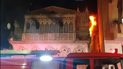 احتراق فيلا فرديناند دليسبس الأثرية ببورسعيد بالكامل.. والحماية المدنية تنجح في حماية العمارات المجاورة | صور وفيديو