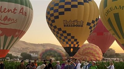 380 سائحًا على متن 19 رحلة بالون يحلقون في سماء الأقصر