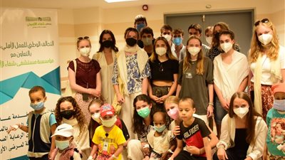 بالأغاني والورود.. طلاب ألمان يدعمون أطفال السرطان بأحد مستشفيات الأورام في الأقصر