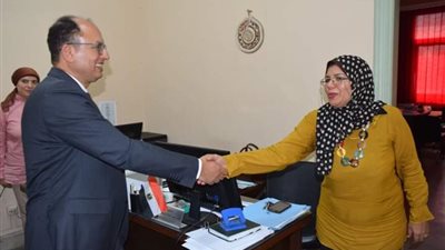 خلال زيارة تفقدية.. رئيس جامعة حلوان يستمع لآراء ومقترحات عدد من العاملين والإداريين | صور