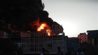 حريق هائل في مصنع فوم بالعاشر من رمضان.. والدفع بـ 15 سيارة إطفاء| صور