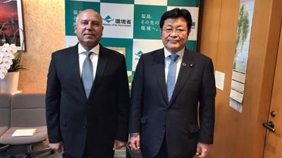 وزير النقل يسلم رئيس الوزراء الياباني الأسبق دعوة الرئيس السيسي للمشاركة في قمة COP27
