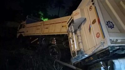 تعطل حركة المرور بالطريق الدائري الإقليمي بسبب اصطدام حاملة كلور بسيارة نقل قمح.. وجهود مكثفة لرفع آثار الحادث