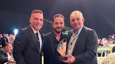 بيتر ميمي وحسام شوقي يتسلمان جائزة أفضل محتوى عربي عن مسلسل الاختيار 