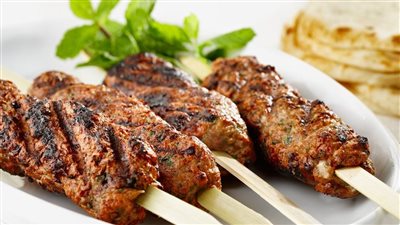 تعرفى على مقادير وخطوات طريقة عمل الكفتة المشوية على الفحم