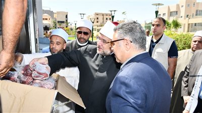وزير الأوقاف ومحافظ البحر الأحمر يتفقدان توزيع 2 طن من لحوم صكوك الأضاحي والإطعام