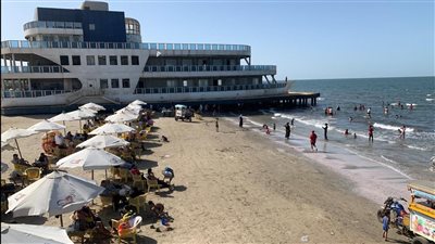 الوداع الأخير.. شاطئ بورسعيد كامل العدد في آخر أيام الموسم الصيفي | صور وفيديو