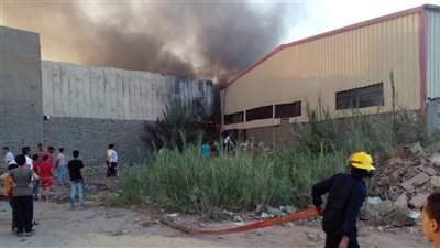 استمرار أعمال التبريد في حريق مصنع بلاستيك بالغربية.. والمعاينة: لا توجد خسائر بشرية | صور