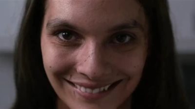 مشاهد مروعة ومرعبة.. تفاصل فيلم الرعب Smile بعد طرحه بـ السينما