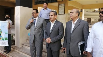 أول يوم دراسة.. محافظ الغربية يشهد طابور الصباح وتحية العلم مع الطلاب بطنطا 