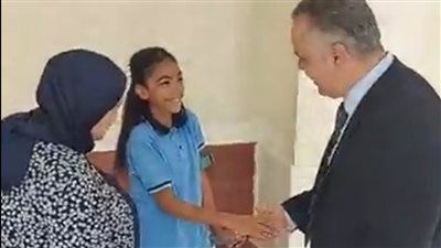 مدير شرق التعليمية ببورسعيد تشيد بطالبة حضرت للمدرسة بالعكاز.. والأخيرة: بحب مدرستي وزملائي | فيديو