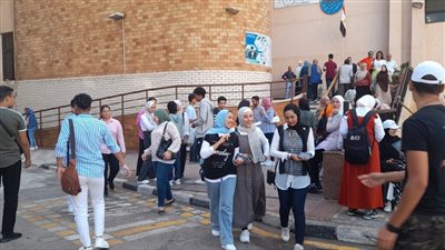 رئيس جامعة الإسكندرية يجري جولة تفقدية في المجمع النظري لمتابعة انتظام الدراسة