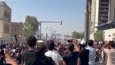 الاحتجاجات تشتعل في بغداد.. والأمن يطالب بتسليم مندسين استخدموا المولوتوف 