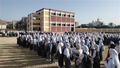 غرفة تفتيش مفتوحة وبيع أطعمة مجهولة.. قرارات صارمة ضد مدير مدرسة ابتدائية في قنا 