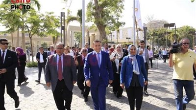 الجامعات تستقبل الطلاب في أول يوم دراسة.. ورئيس جامعة عين شمس يجري جولة وحوارا مع الطلاب | بث مباشر