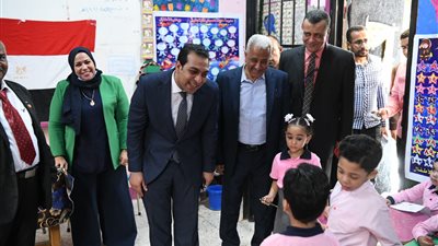 خلال جولته بالمدارس.. نائب محافظ قنا يداعب تلاميذ المرحلة الابتدائية في أول أيام الدراسة| صور
