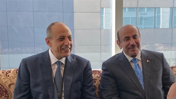  وزير الطيران يلتقى