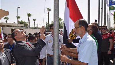 رئيس جامعة حلوان يستقبل الطلاب لبداية العام الدراسي الجديد | صور