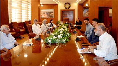 محافظ بورسعيد يتابع سير العمل بمركز معلومات شبكات المرافق بالمحافظة