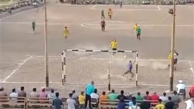 نائب دائرة كوم حمادة يخوض مباراة كرة قدم مع أبناء دائرته بالبحيرة.. ويحرز هدف الصعود لفريقه | فيديو وصور