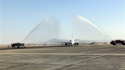 بالورود والهدايا.. مطار الأقصر يستقبل أولى الرحلات القادمة من باريس 