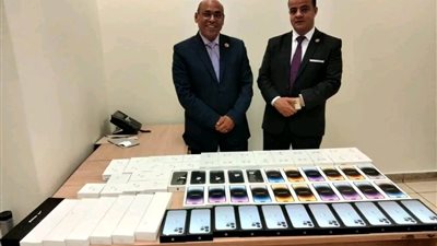 قادمة من الكويت.. ضبط تهريب 32 آيفون و35 سماعة بلوتوث و7 ساعات يد ذكية بجمارك مطار القاهرة