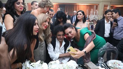 الكينج ونجوم الفن والإعلام يحتفلون بزفاف سالي عبد السلام ومؤمن الباز