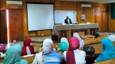 بالبالونات.. عميد طب بنات الأزهر بأسيوط يستقبل الطالبات الجدد والقدامى لتهنئتهم بالعام الجامعي الجديد