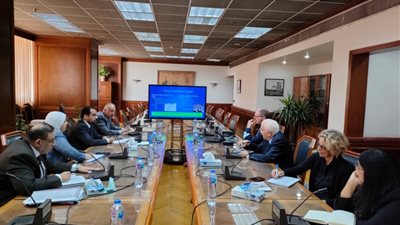 وزير الري يبحث مع خبراء البنك الدولي التوسع في الاعتماد على الري الحديث 