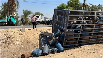 تصادم سيارة محملة بـ أسطوانات بوتاجاز وأخرى نصف نقل بأسيوط 