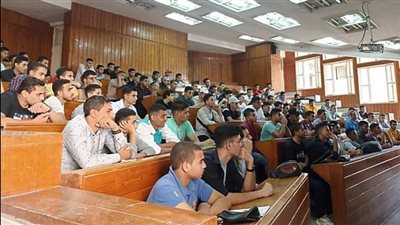عميد علوم أزهر أسيوط يجري حوارا مفتوحا مع الطلاب لتعريفهم بالأقسام ونظام التشعيب 