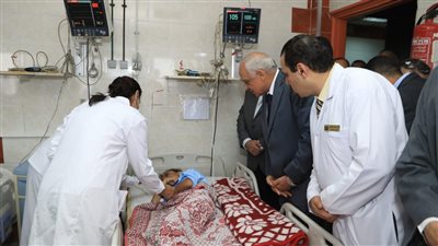 محافظ الجيزة يزور الطالبات المصابات في انهيار جزء من سلم مدرسة المعتمدية
